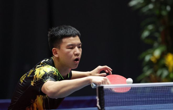 他在中场的 他在中场的