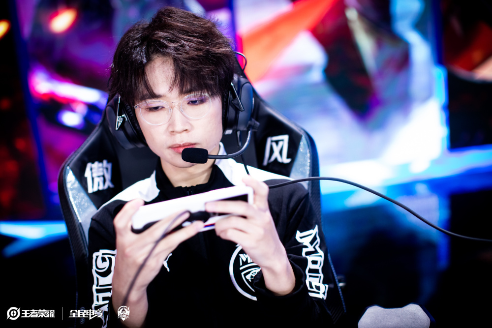 甘超对阿奇姆彭做闭嘴手势，钟义浩扳平比分后做同样手势回击