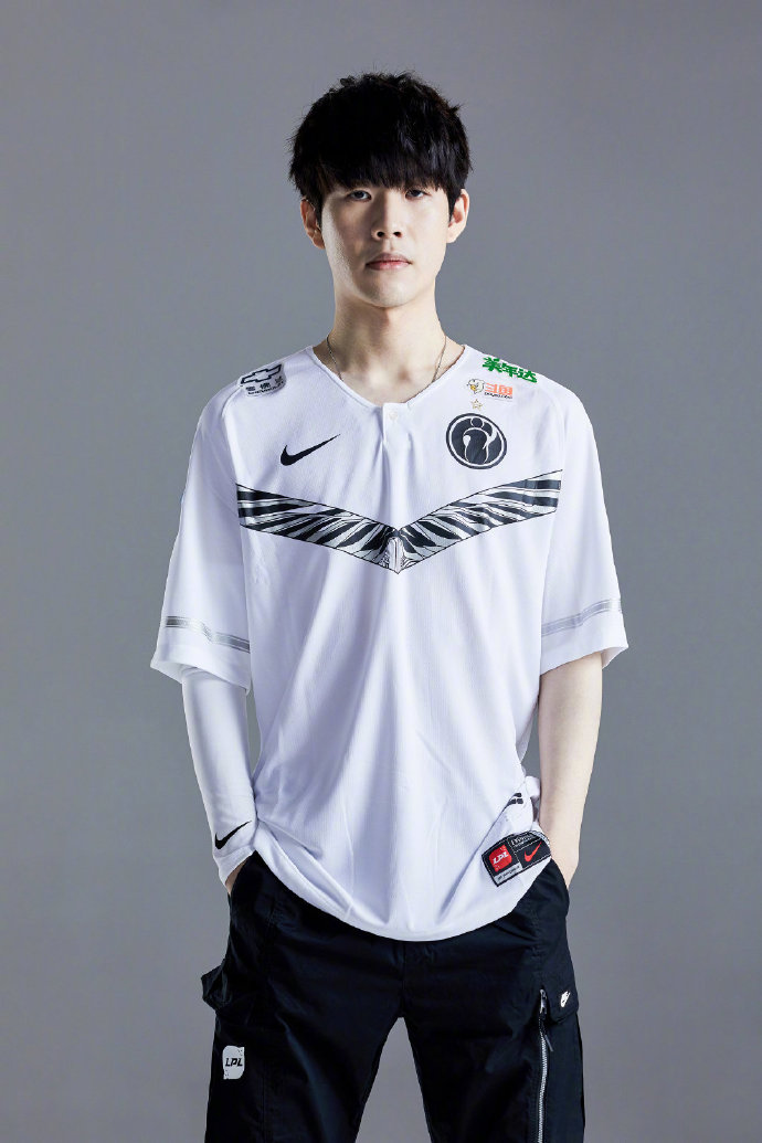 甘超对阿奇姆彭做闭嘴手势，钟义浩扳平比分后做同样手势回击